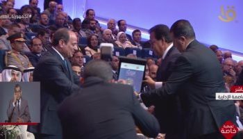 Le ministre de la Santé offre au Président Al-Sissi une copie de la stratégie nationale pour la population et le développement