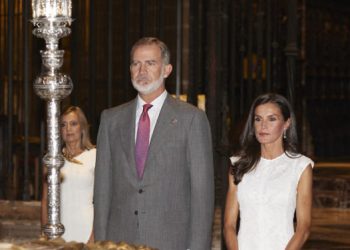 Letizia sublime en dentelle blanche au bras de Felipe