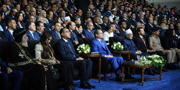 Al-Sissi assiste à la projection d'un film documentaire sur la situation économique égyptienne 1 - Le Progrès Egyptien