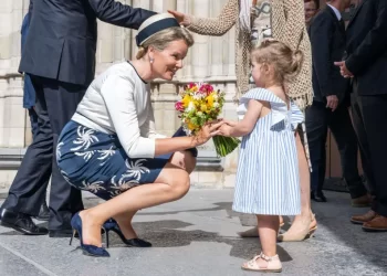 Rentrée tout en élégance pour la reine Mathilde à Malines