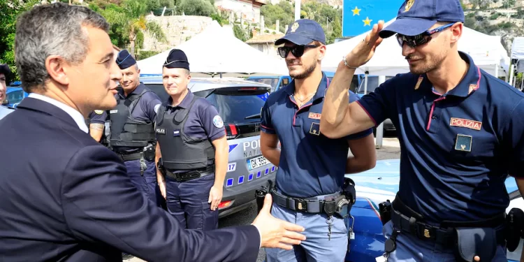 Gérald Darmanin, en visite au poste frontière de Menton le 12 septembre, une ville où un terrain est aménagé temporairement pour gérer le flux d'arrivants sur l'île italienne de Lampedusa. Valéry Hache / AFP