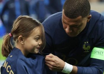 Geste sympa de Mbappé envers une supportrice frigorifiée