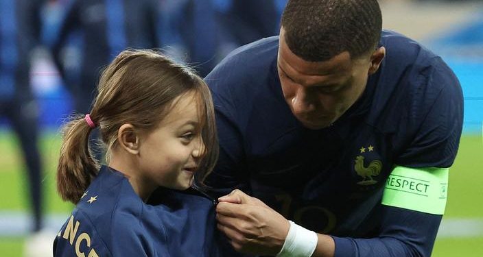 Geste sympa de Mbappé envers une supportrice frigorifiée 1 - Le Progrès Egyptien France's forward #10 Kylian Mbappe gives his jacket to a girl ahead of the friendly football match between France and Scotland at Pierre-Mauroy stadium, in Villeneuve-D'Ascq, northern France, on October 17, 2023. (Photo by FRANCK FIFE / AFP)