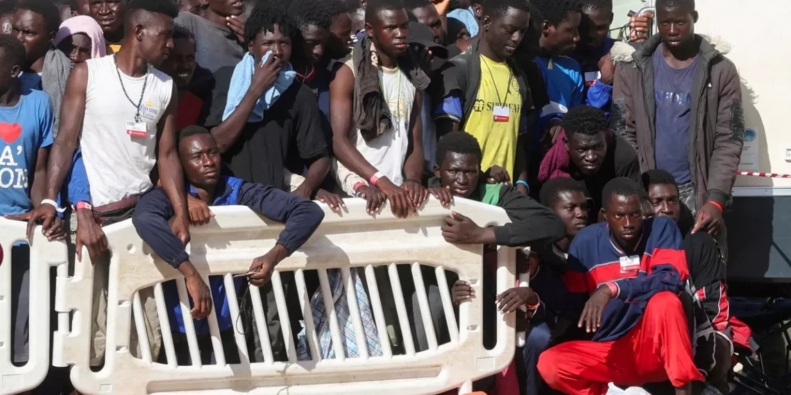 Les migrants se rassemblent au centre d'accueil pour les migrants de l'île de Lampedusa, en Italie, en prévision de la visite d’Ursula von der Leyen et de Giorgia Meloni, le 17 septembre 2023.  YARA NARDI / REUTERS
