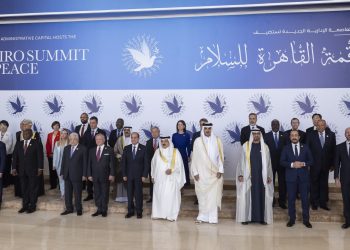 Al-Sissi prend une photo souvenir avec les participants au “Sommet du Caire pour la paix 2023”