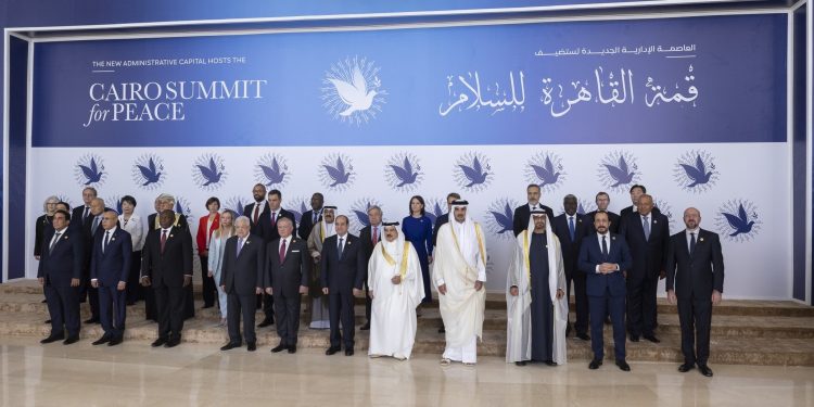 Al-Sissi prend une photo souvenir avec les participants au "Sommet du Caire pour la paix 2023" 2 - Le Progrès Egyptien Al-Sissi prend une photo souvenir avec les participants au "Sommet du Caire pour la paix 2023" 1 - Le Progrès Egyptien