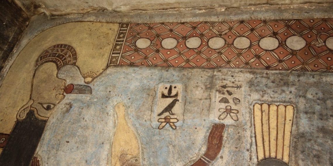 Nettoyage du plafond du temple d’Esna 2 - Le Progrès Egyptien Nettoyage du plafond du temple d’Esna 1 - Le Progrès Egyptien