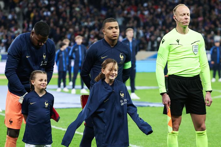 Geste sympa de Mbappé envers une supportrice frigorifiée 3 - Le Progrès Egyptien Geste sympa de Mbappé envers une supportrice frigorifiée 2 - Le Progrès Egyptien