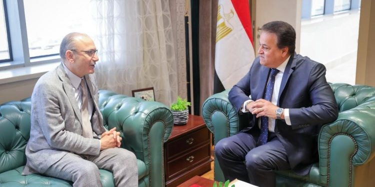 Le ministre de la Santé examine avec l'ambassadeur turc au Caire l'acheminement d'équipements médicaux à Gaza 2 - Le Progrès Egyptien Le ministre de la Santé examine avec l'ambassadeur turc au Caire l'acheminement d'équipements médicaux à Gaza 1 - Le Progrès Egyptien