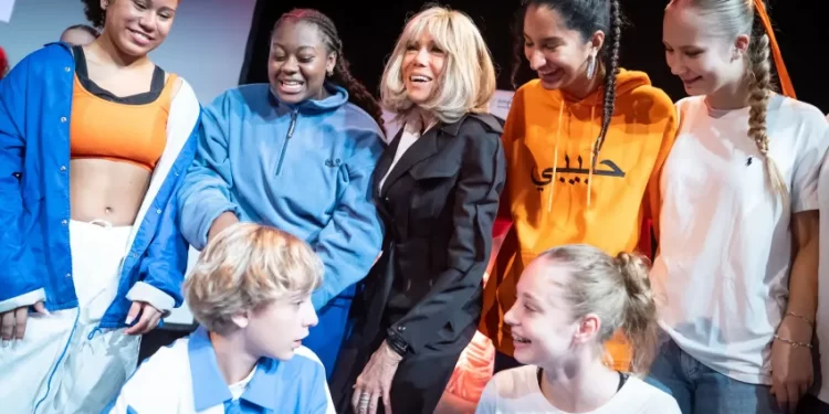 Brigitte Macron en mode hip-hop à Hambourg 2 - Le Progrès Egyptien Brigitte Macron en mode hip-hop à Hambourg 1 - Le Progrès Egyptien