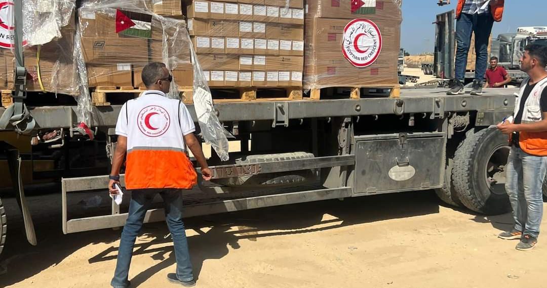 Croissant-Rouge : Plus de 84 camions transportant des aides alimentaire et humanitaire acheminés vers Gaza 2 - Le Progrès Egyptien Croissant-Rouge : Plus de 84 camions transportant des aides alimentaire et humanitaire acheminés vers Gaza 1 - Le Progrès Egyptien