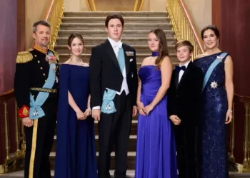 De nouveaux portraits en tenue de gala pour le prince danois Christian 