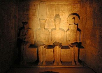 Alignement solaire sur le visage de Ramsès II à Assouan
