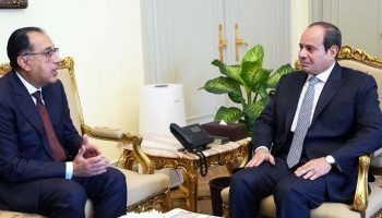 Le Président Al-Sissi examine avec Madbouli les projets de développement en cours