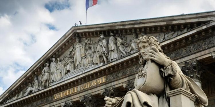 France : Une trentaine de lois immigration en 40 ans 1 - Le Progrès Egyptien La statue représentant le ministre de Louis XIV Jean-Baptiste Colbert (1619-1683), devant l'Assemblée nationale française. © Joël Saget, AFP