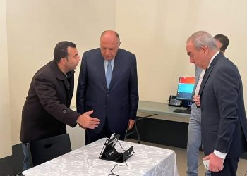 Choucri inspecte les préparatifs, dans l’ambassade d’Egypte à Paris, pour le vote à la présidentielle