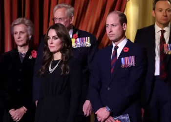 Kate et William, entourés de la famille royale, honorent les soldats disparus