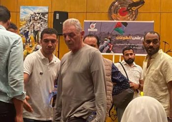 Mahmoud Hamida récite une poésie en soutien à Gaza 