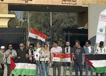Ashraf Zaki et des stars de l’art au terminal de Rafah pour soutenir la Palestine