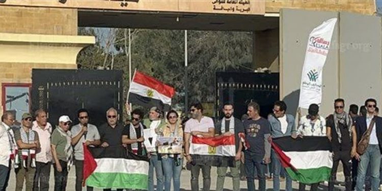 Ashraf Zaki et des stars de l'art au terminal de Rafah pour soutenir la Palestine 2 - Le Progrès Egyptien Ashraf Zaki et des stars de l'art au terminal de Rafah pour soutenir la Palestine 1 - Le Progrès Egyptien
