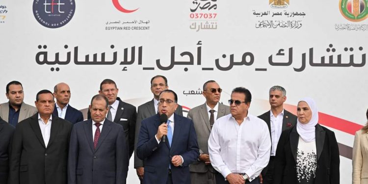 Madbouli inspecte un convoi humanitaire pour Gaza 2 - Le Progrès Egyptien Madbouli inspecte un convoi humanitaire pour Gaza 1 - Le Progrès Egyptien