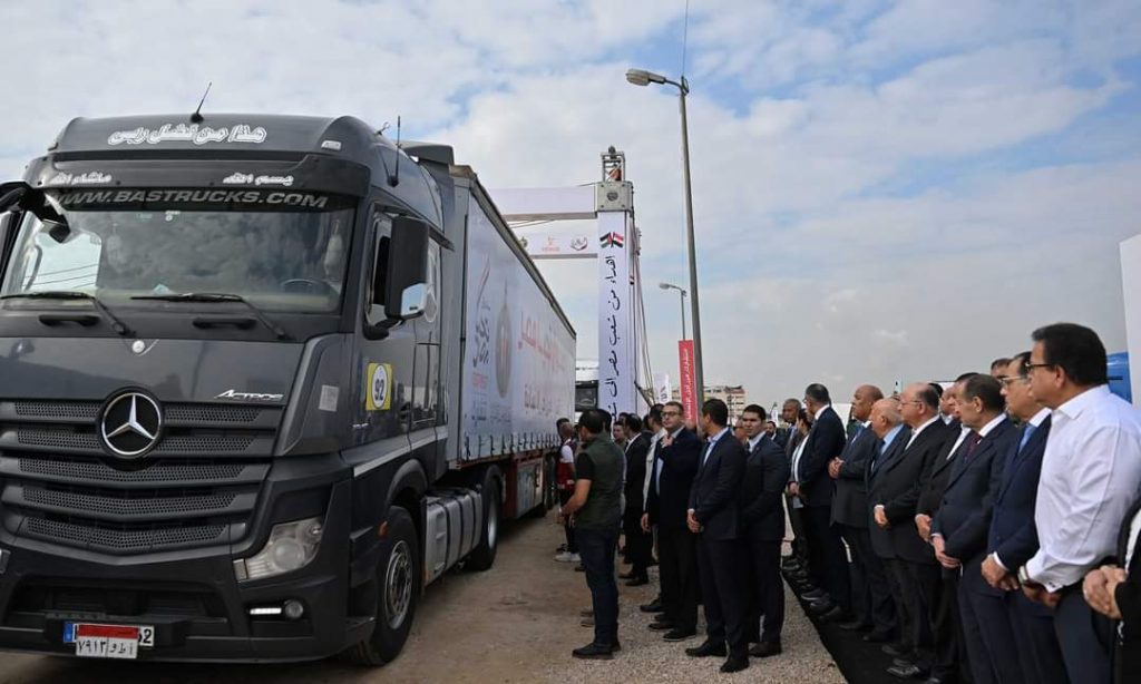 Madbouli inspecte un convoi humanitaire pour Gaza 18 - Le Progrès Egyptien Madbouli inspecte un convoi humanitaire pour Gaza 17 - Le Progrès Egyptien