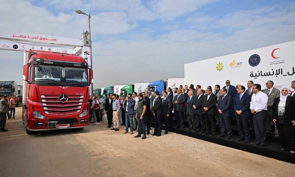 Madbouli inspecte un convoi humanitaire pour Gaza 16 - Le Progrès Egyptien Madbouli inspecte un convoi humanitaire pour Gaza 15 - Le Progrès Egyptien