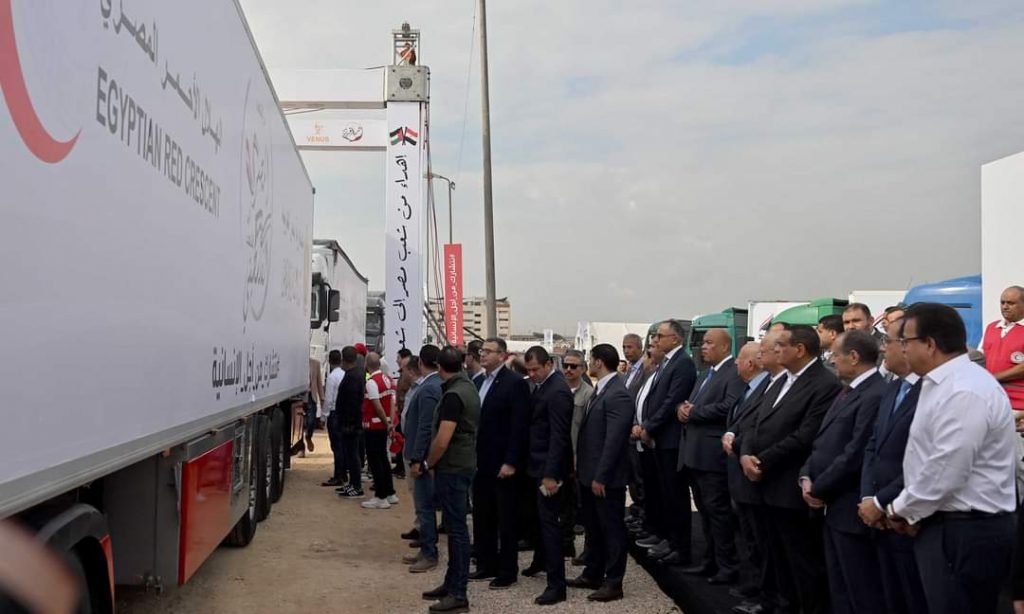 Madbouli inspecte un convoi humanitaire pour Gaza 14 - Le Progrès Egyptien Madbouli inspecte un convoi humanitaire pour Gaza 13 - Le Progrès Egyptien