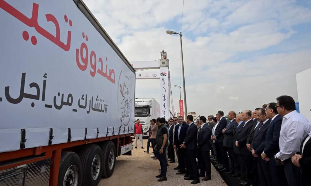 Madbouli inspecte un convoi humanitaire pour Gaza 12 - Le Progrès Egyptien Madbouli inspecte un convoi humanitaire pour Gaza 11 - Le Progrès Egyptien