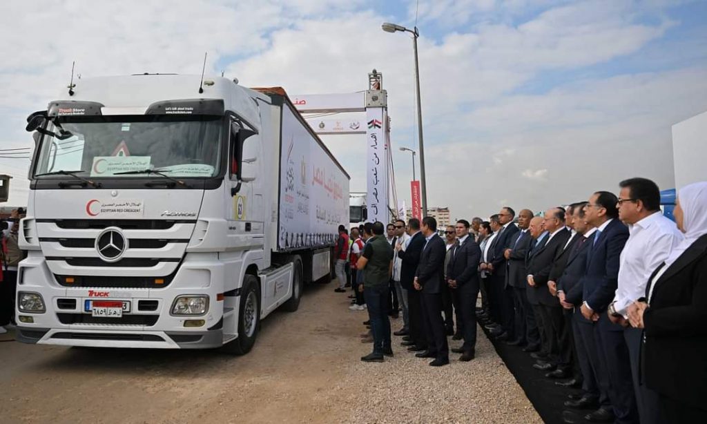 Madbouli inspecte un convoi humanitaire pour Gaza 10 - Le Progrès Egyptien Madbouli inspecte un convoi humanitaire pour Gaza 9 - Le Progrès Egyptien