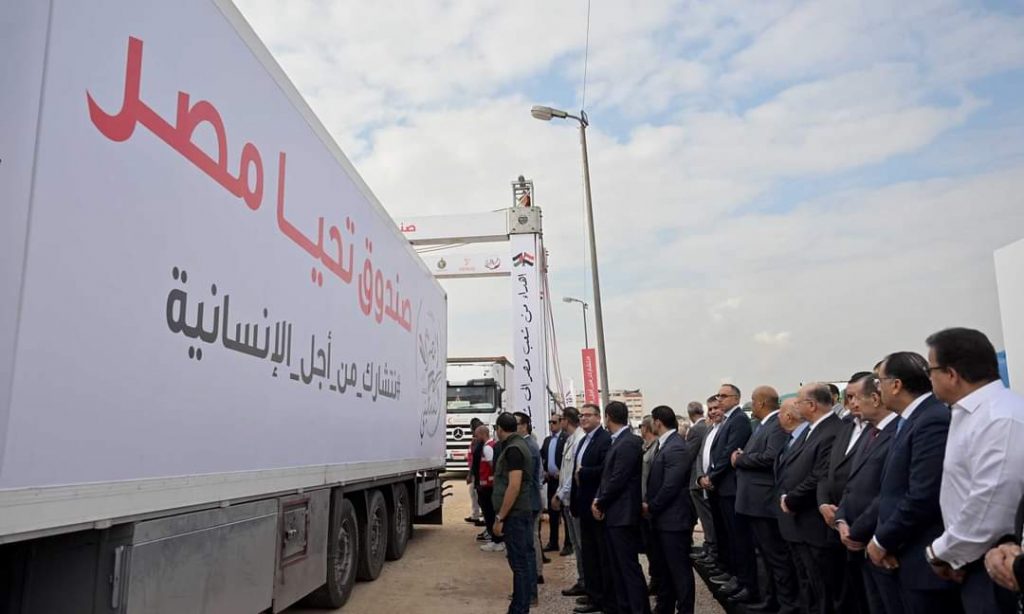 Madbouli inspecte un convoi humanitaire pour Gaza 6 - Le Progrès Egyptien Madbouli inspecte un convoi humanitaire pour Gaza 5 - Le Progrès Egyptien