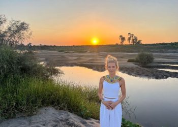 Annalynn McCord fascinée par les sites archéologiques à Louxor