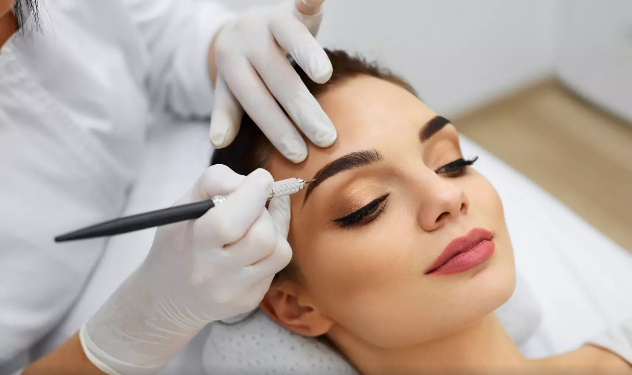 Le "Brow Lift", la méthode tendance pour restructurer ses sourcils 1 - Le Progrès Egyptien