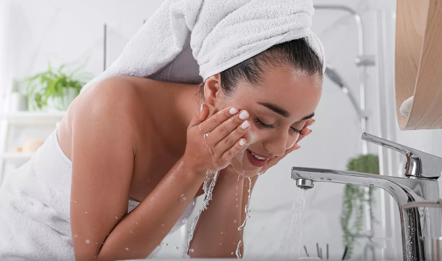 Se laver le visage à l'eau, ça abîme ou ça réveille la peau ? 2 - Le Progrès Egyptien Se laver le visage à l'eau, ça abîme ou ça réveille la peau ? 1 - Le Progrès Egyptien