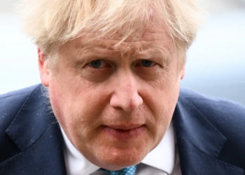 Covid-19 : L’ancien PM Johnson sous le feu des critiques