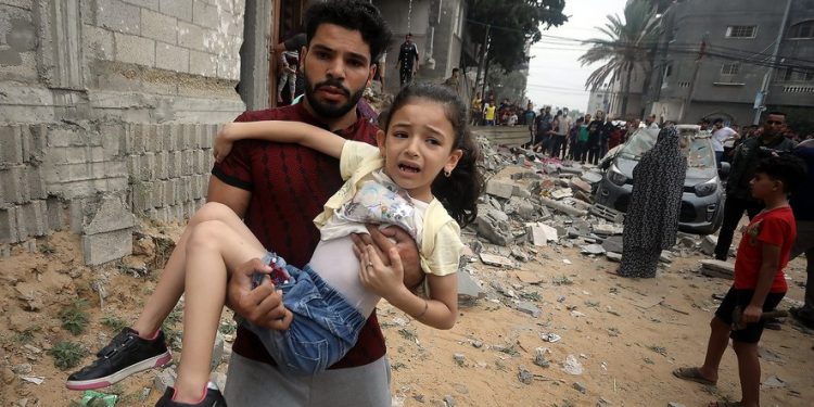 Ismael Mohamad/UPI/MAXPPP - A man carries a crying girl in the aftermath of Israeli bombing on AL-mgary family houes in Rafah in the southern Gaza Strip on Sunday, October 29, 2023. Israel pounded Gaza with more air and ground attacks on October 29 in an escalating military campaign as the UN warned civil order was "starting to break down" in the besieged Palestinian territory. Photo by Ismael Mohamad/UPI. (MaxPPP TagID: maxnewsfrfive314881.jpg) [Photo via MaxPPP]