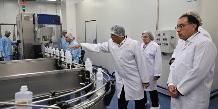 Madbouli inspecte l'usine de peinture "GLC" 2 - Le Progrès Egyptien Madbouli inspecte l'usine de peinture "GLC" 1 - Le Progrès Egyptien