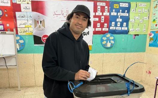 Présidentielle 2024 : Les stars du cinéma et de la chanson continuent à se rendre aux bureaux de vote 6 - Le Progrès Egyptien Présidentielle 2024 : Les stars du cinéma et de la chanson continuent à se rendre aux bureaux de vote 5 - Le Progrès Egyptien