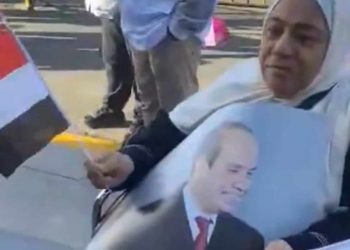 Une âgée en fauteuil roulant exhorte les Égyptiens de l’étranger à participer aux présidentielles au Koweït