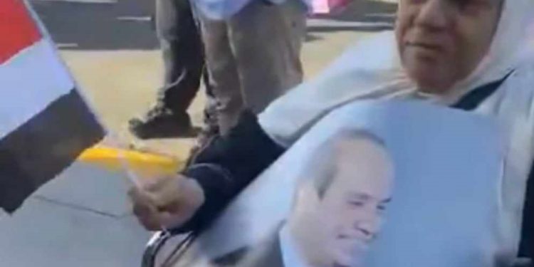 Une âgée en fauteuil roulant exhorte les Égyptiens de l'étranger à participer aux présidentielles au Koweït 2 - Le Progrès Egyptien Une âgée en fauteuil roulant exhorte les Égyptiens de l'étranger à participer aux présidentielles au Koweït 1 - Le Progrès Egyptien