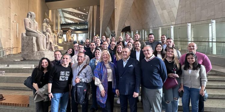 Le ministre du Tourisme rencontre des touristes égyptiens et étrangers 2 - Le Progrès Egyptien Le ministre du Tourisme rencontre des touristes égyptiens et étrangers 1 - Le Progrès Egyptien