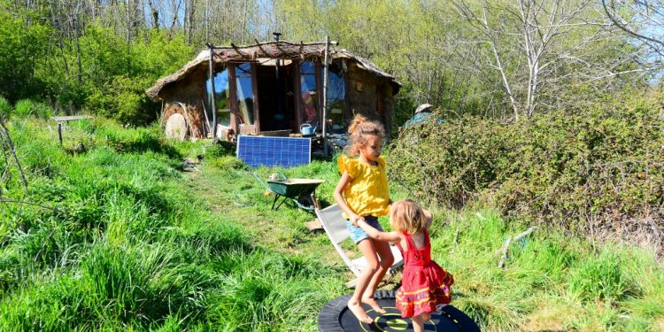 Vivre en contact avec la nature ou en pleine forêt de ciment ? 1 - Le Progrès Egyptien Jonathan Attias and Caroline Perez daughters playing in front of their cabin located in the woods at Chasteaux, center France, on April 23, 2021. - In a wooded setting on the Causse Correzien, a couple and their two young daughters live in a cabin. They advocate "fertile disobedience", a return to nature to "regenerate" it which is not necessarily to the taste of the neighbors. (Photo by MEHDI FEDOUACH / AFP)