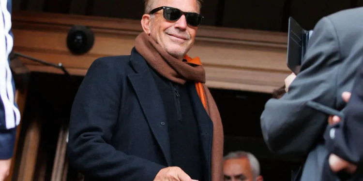 Kevin Costner semble avoir trouvé l’amour 2 - Le Progrès Egyptien Kevin Costner semble avoir trouvé l’amour 1 - Le Progrès Egyptien