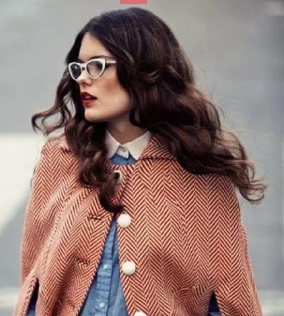 Le manteau cape : Une touche de chic à tous vos looks 10 - Le Progrès Egyptien Le manteau cape : Une touche de chic à tous vos looks 9 - Le Progrès Egyptien