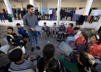 A Gaza, professeur déplacé, école délocalisée mais élèves appliqués