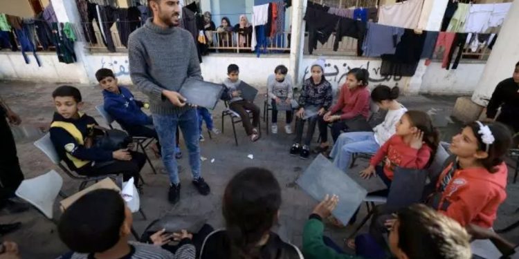 A Gaza, professeur déplacé, école délocalisée mais élèves appliqués 2 - Le Progrès Egyptien A Gaza, professeur déplacé, école délocalisée mais élèves appliqués 1 - Le Progrès Egyptien