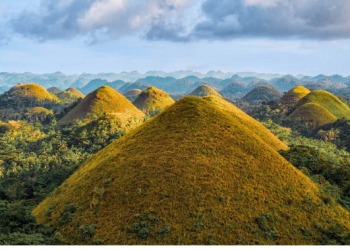 Des collines de chocolat et des plages rouges… oui ça existe !