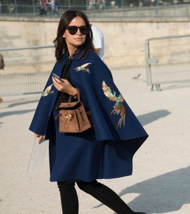 Le manteau cape : Une touche de chic à tous vos looks 4 - Le Progrès Egyptien Le manteau cape : Une touche de chic à tous vos looks 3 - Le Progrès Egyptien