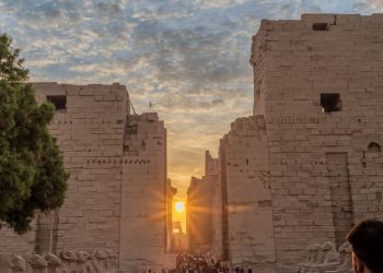 Karnak : Afflux de touristes pour la tombée perpendiculaire du soleil 