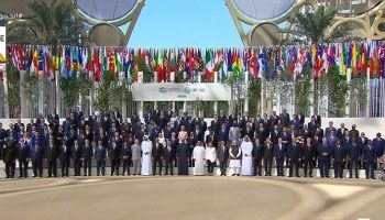 Al-Sissi pose pour une photo de famille avec les leaders participant à la COP28